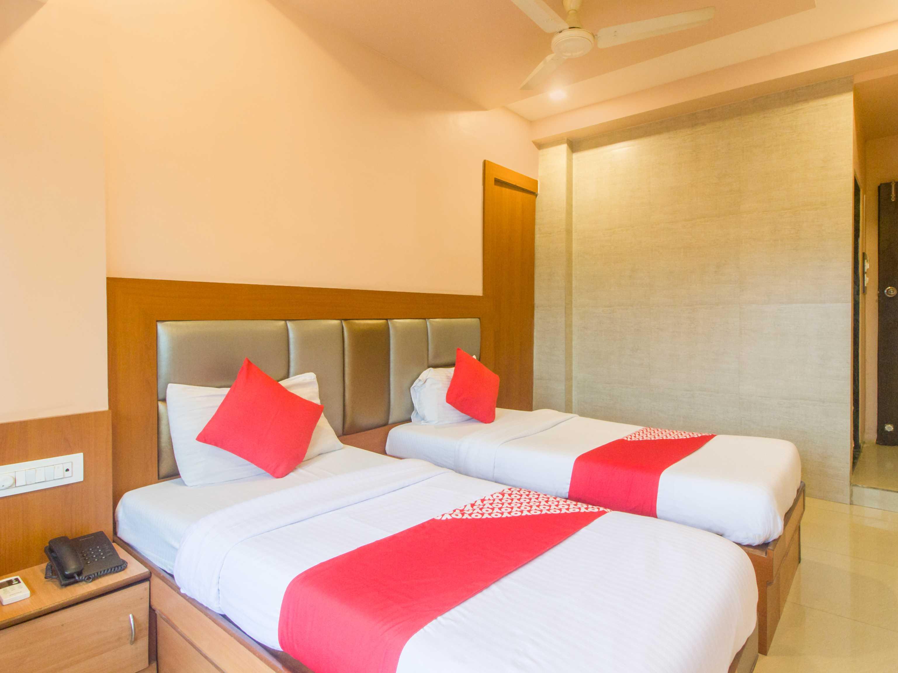 Oyo Hotel Sarovar Grand Kalamboli Exterior foto
