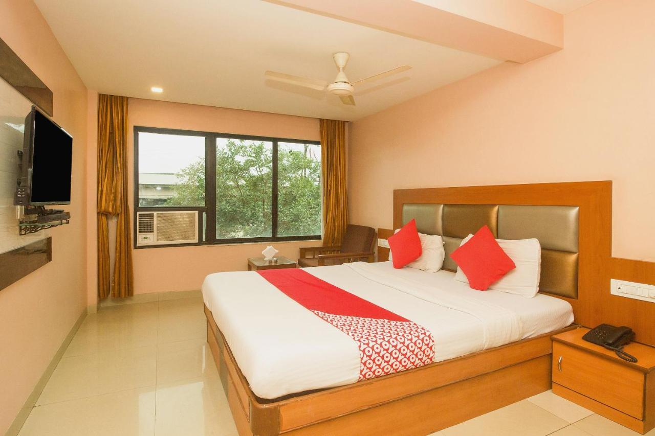 Oyo Hotel Sarovar Grand Kalamboli Exterior foto