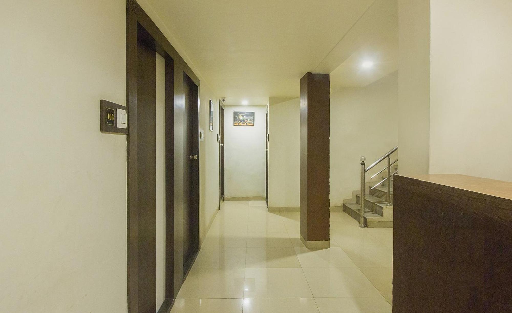 Oyo Hotel Sarovar Grand Kalamboli Exterior foto